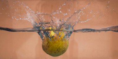 Elma sosu içinde akvaryum