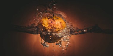 Elma sosu içinde akvaryum