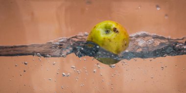 Elma sosu içinde akvaryum