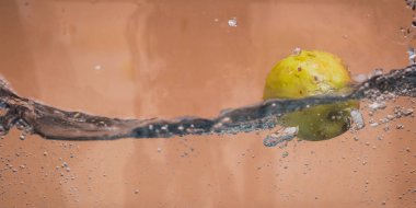 Elma sosu içinde akvaryum