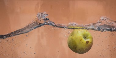 Elma sosu içinde akvaryum