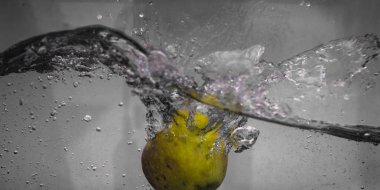 Elma sosu içinde akvaryum