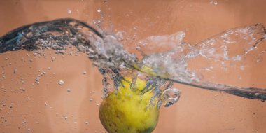 Elma sosu içinde akvaryum