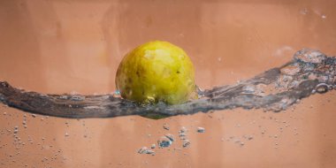 Elma sosu içinde akvaryum