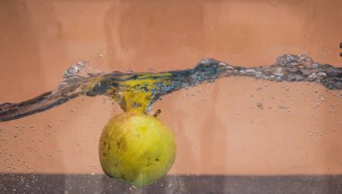 Elma sosu içinde akvaryum