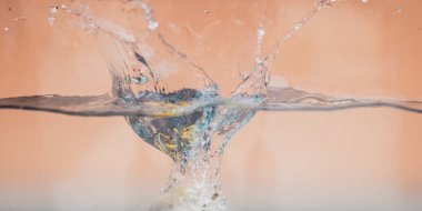 Elma sosu içinde akvaryum