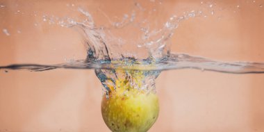 Elma sosu içinde akvaryum