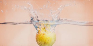 Elma sosu içinde akvaryum