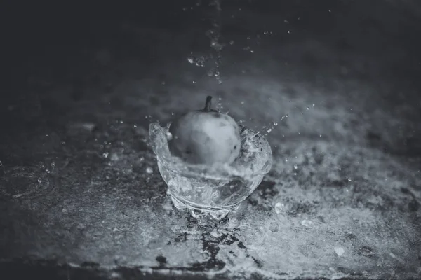 Su akan ve bir bardak düşen elma