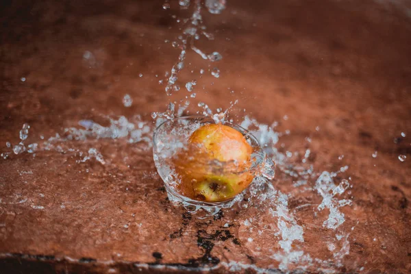 Su akan ve bir bardak düşen elma