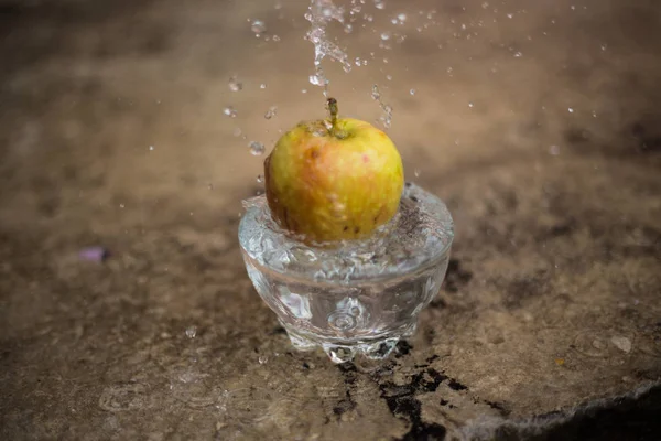 Su akan ve bir bardak düşen elma