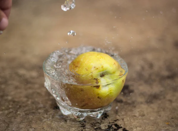 물 흐르는 애플 유리에 떨어지는 — 스톡 사진