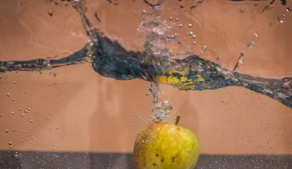 Elma sosu içinde akvaryum