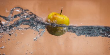 Elma sosu içinde akvaryum