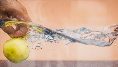 Elma sosu içinde akvaryum