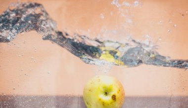 Elma sosu içinde akvaryum