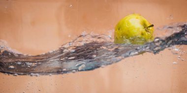 Elma sosu içinde akvaryum