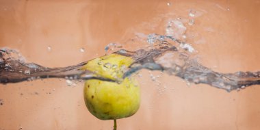 Elma sosu içinde akvaryum