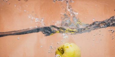 Elma sosu içinde akvaryum