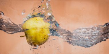 Elma sosu içinde akvaryum