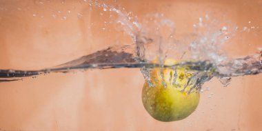 Elma sosu içinde akvaryum