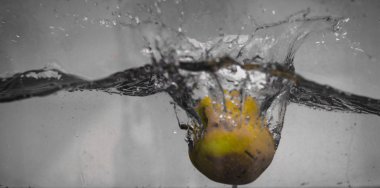 Elma sosu içinde akvaryum