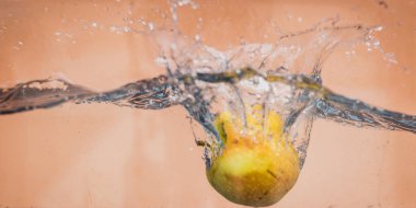 Elma sosu içinde akvaryum