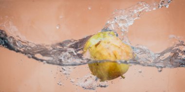 Elma sosu içinde akvaryum