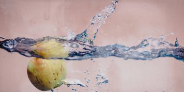 Elma sosu içinde akvaryum