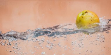 Elma sosu içinde akvaryum