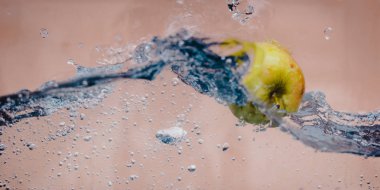 Elma sosu içinde akvaryum