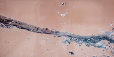 akan su kabarcıkları ile