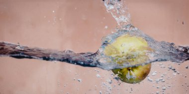 Elma sosu içinde akvaryum