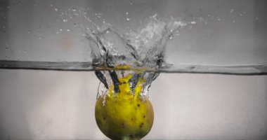 Elma sosu içinde akvaryum