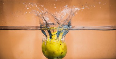 Elma sosu içinde akvaryum