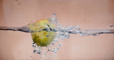 Elma sosu içinde akvaryum