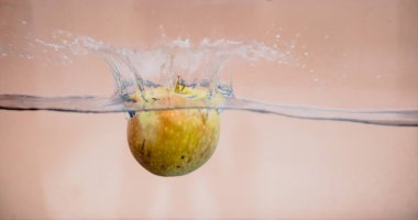 Elma sosu içinde akvaryum