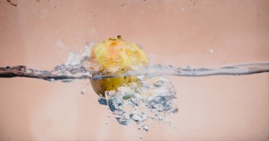 Elma sosu içinde akvaryum