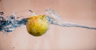 Elma sosu içinde akvaryum