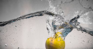 Elma sosu içinde akvaryum