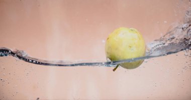 Elma sosu içinde akvaryum