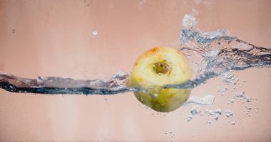 Elma sosu içinde akvaryum