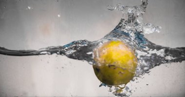 Elma sosu içinde akvaryum