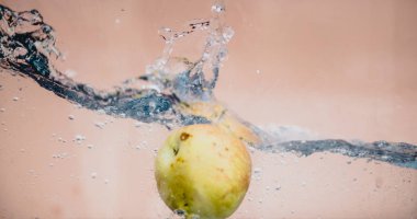 Elma sosu içinde akvaryum