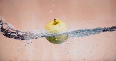 Elma sosu içinde akvaryum