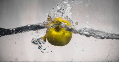 Elma sosu içinde akvaryum