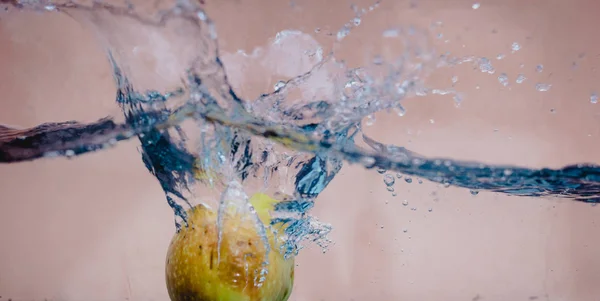 Mergulho de maçã em aquário — Fotografia de Stock