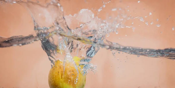 Apple duik in aquarium — Stockfoto