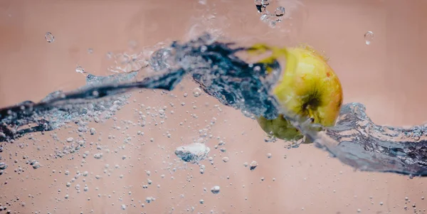 Elma sosu içinde akvaryum