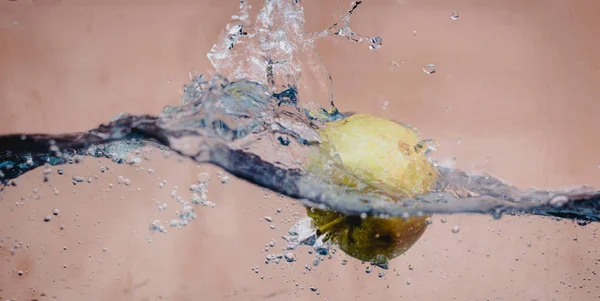 Plongée pomme dans l'aquarium — Photo